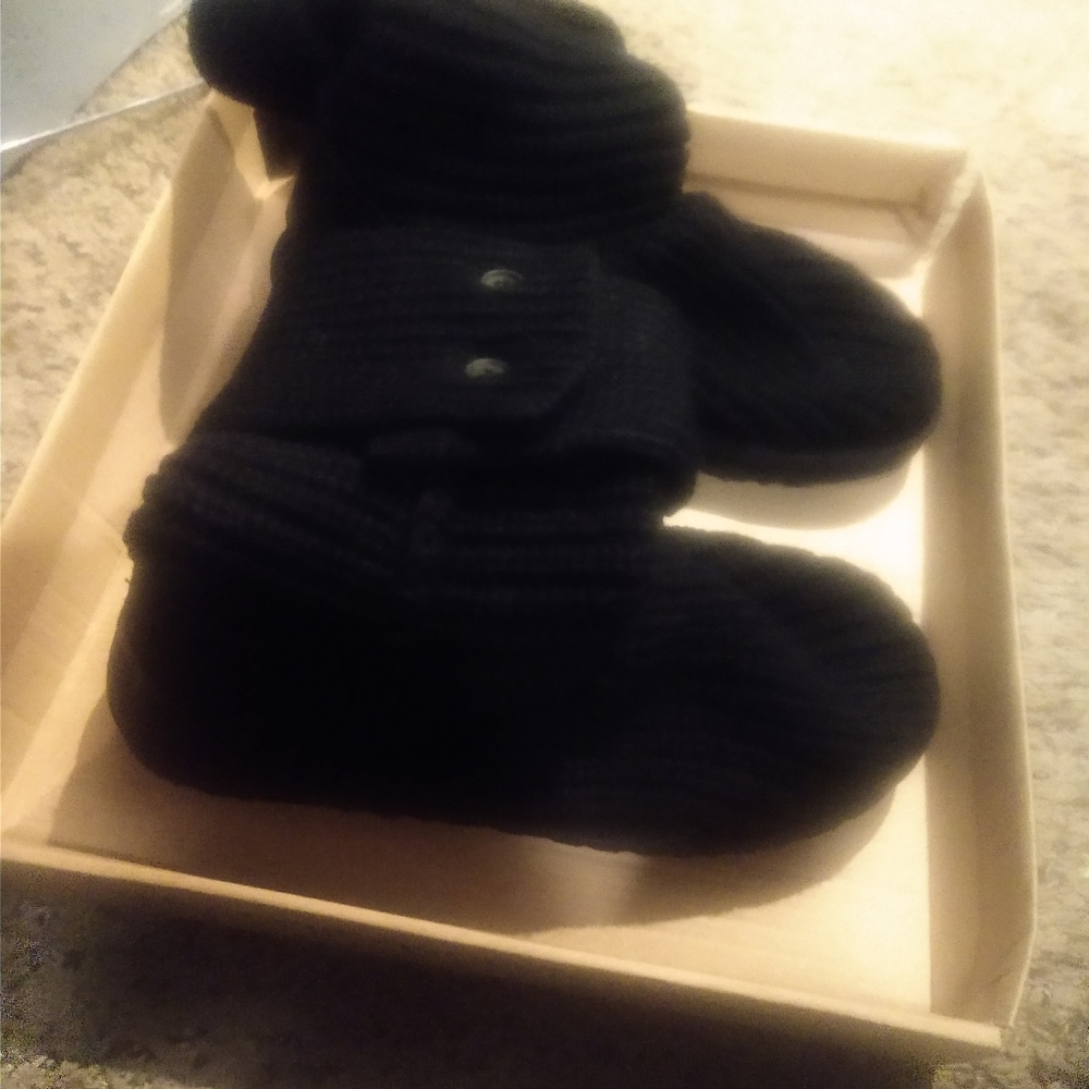 UGGS - Picture 4 of 4